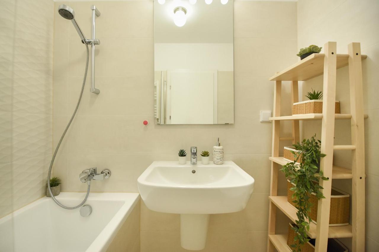 Vacation Feel - 2Br Apartment With Terrace & Private Parking In Baneasa Bukarest Eksteriør billede
