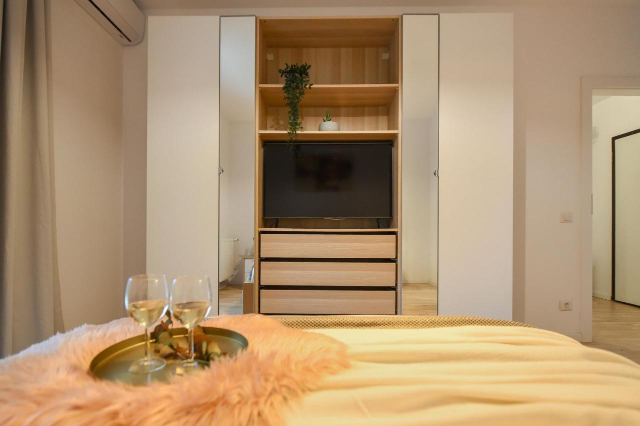 Vacation Feel - 2Br Apartment With Terrace & Private Parking In Baneasa Bukarest Eksteriør billede